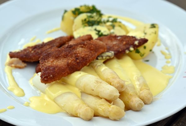 Diejenigen, die Spargel mögen, essen ihn am liebsten mit Sauce hollandaise (einer Soße, die ursprünglich nur aus Butter, Eigelb und einer Reduktion aus Weißwein besteht). (Archivbild) - © Martin Schutt/dpa