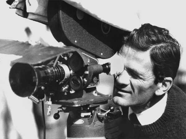 Der italienische Filmregisseur Pier Paolo Pasolini in den 60er Jahren bei Dreharbeiten - sein Film «Die 120 Tage von Sodom» wird 1975 zu einem der größten Skandale der Kinogeschichte. - © UPI/dpa