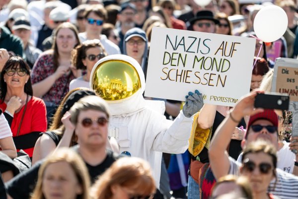 In Berlin sind mehrere tausend Menschen auf der Straße. - © Fabian Sommer/dpa