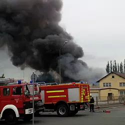 In Barntrup brennt eine Verzinkerei im Industriegebiet, wobei pechschwarzer Qualm entsteht. - © Krull
