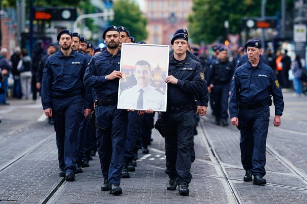 In Gedenken an ihren tödlich verletzten Kollegen Rouven Laur ziehen Polizisten durch die Mannheimer Innenstadt. - © Uwe Anspach/dpa