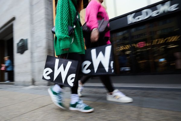 Frauen mit KaDeWe-Tragetaschen gehen am Eingang des Kaufhauses des Westens vorbei. - © Jörg Carstensen/dpa