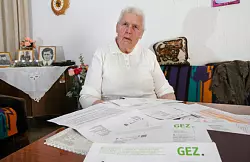 Margarita Mierau mit den Briefen von GEZ und Beitragsservice. Die geb&uuml;rtige Russin kann kein Deutsch lesen. - &copy; FOTO: ANDREAS ZOBE