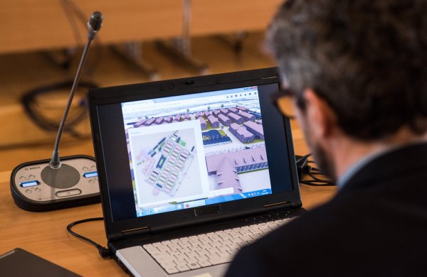 Der Ermittler des LKA, Stefan Willms, bereitet am 25.04.2016 im Verhandlungssaal in Detmold seinen Computer mit einem 3D-Modell des Konzentrationslagers Auschwitz für seine Aussage vor. - © dpa