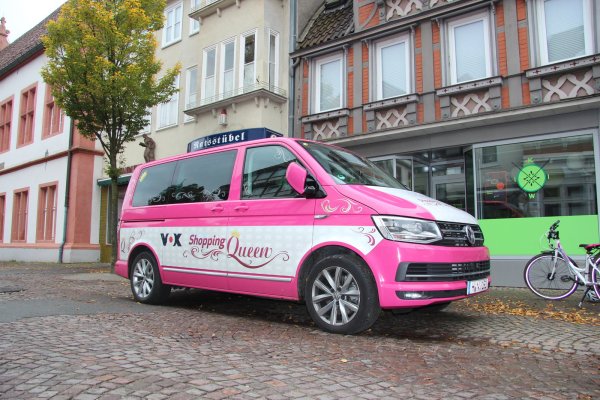 Das Shopping-Queen-Mobil steht in der Bad Salzufler Innenstadt. - © Archivbild: Carolin Brokmann