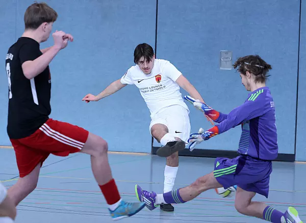 Humfelds Nico Scalate und Torwart Oliver Bertram verteidigen den Schuss von Posts Marios Aliprasitis. - &copy; Paul Cohen