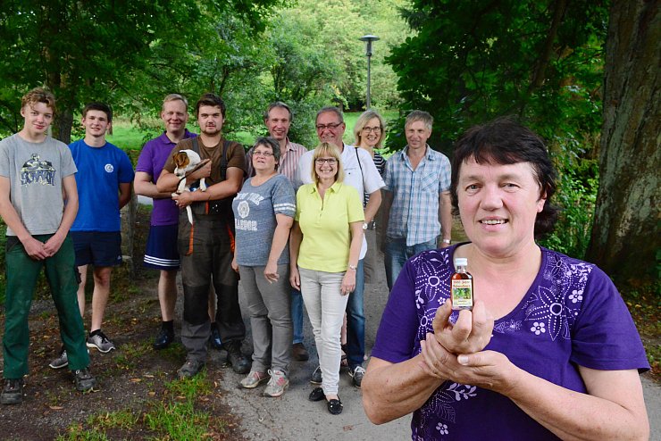 In Feierstimmung: Mit einem Schnäpschen zu "1000 Jahre Schmedissen" erinnern Ursula Dickewied-Welling (rechts) sowie (von links) Frederik Reimer, Fabio Dresen, Jens Dubbert, Henrik Dickewied, Marion Schmidt, Matthias Drewes, Sabine Schwertner, Klaus Schwertner, Elke Drewes und Friedrich Drwes an die bevorstehende Jubiläumsfeier. - © Privat