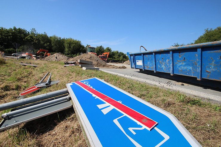 Das Schild, das den weg weist, liegt momentan am Boden. Die Bauarbeiten an der A2-Auffahrt Ostwestfalen-Lippe gehen voran.. - © Jens Rademacher