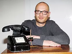 Kennt sich mit Antiquit&auml;ten aus: Sven Deutschmanek, auch "Tr&ouml;del-Prinz" genannt, agiert in der Show "Bares f&uuml;r Rares" als Experte f&uuml;r Rarit&auml;ten und sch&auml;tzt den Wert alter Sammlerst&uuml;cke. - &copy; Foto: Peine