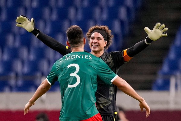 Mexikos Torwart Guillermo Ochoa (r) spielt in Katar seine fünfte WM. - © Martin Mejia/AP/dpa