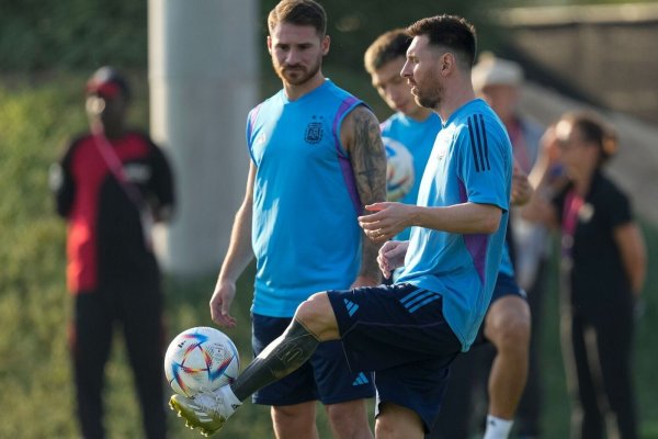 Argentiniens Lionel Messi kontrolliert den Ball. - © Jorge Saenz/AP/dpa