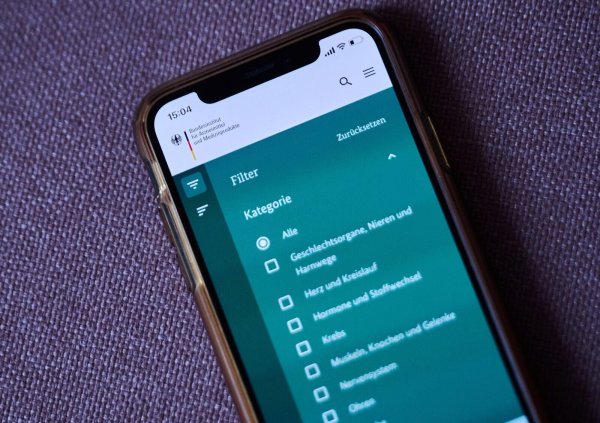 Gegen Depressionen, Panikstörungen oder Tabaksucht: Die Nutzung von ärztlich verschriebenen Gesundheits-Apps zieht an. - © Annette Riedl/dpa