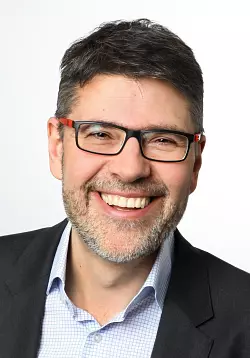 Professor Hans-Joachim Schmid leitet den Lehrstuhl f&uuml;r Partikelverfahrenstechnik an der Uni Paderborn. - &copy; Universit&auml;t Paderborn