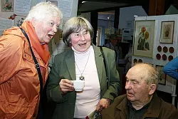 die Zeitzeugen (von links) Ruth Steinhage und die Eheleute Heinz und Edith Meise. - &copy; Foto: Frevert