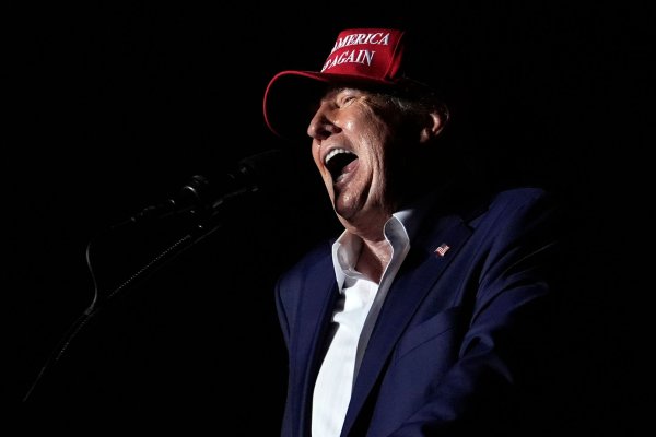 Donald Trump drohen bei Verstößen gegen Plattform-Regeln bei Facebook und Instagram keine härteren Strafen mehr. - © Rebecca Blackwell/AP