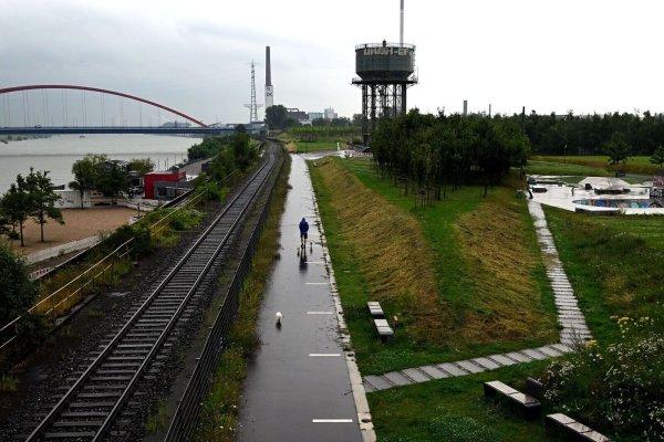 Jahrelang war das Rheinufer in Duisburg von der Industrie blockiert - jetzt sollen dort Freiräume mit einer Skater-Anlage und neuen Spielplätzen entstehen. - © Federico Gambarini/dpa