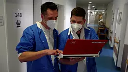 Die beiden Lemgoer Krankenpfleger Jan-Gerrit Hörnlein und Tizian Mayer (von links) widmen ihrem Beruf mit dem Krankenpfleger-Rap eine Hymne mit Ohrwurm-Garantie. - © Jannik Stodiek