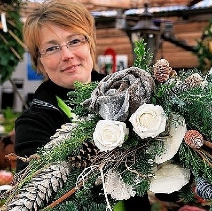 Britta Ortwein-Neuhaus zeigt ein Modell eines Grabkranzes, das in den vergangenen Tagen viel gekauft wurde. Neu und angesagt sind in diesem Jahr die winterfesten Filzrosen. - © FOTOS: PFÖRTNER