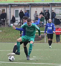 Arm in Arm: Engagierte Zweik&auml;mpfe haben sich der Ahmser Lars Br&uuml;ntrup (vorne) und der Asper Jan-Hendrik Lange geliefert. Foto: Oliver K&ouml;nig - &copy; Oliver K&ouml;nig