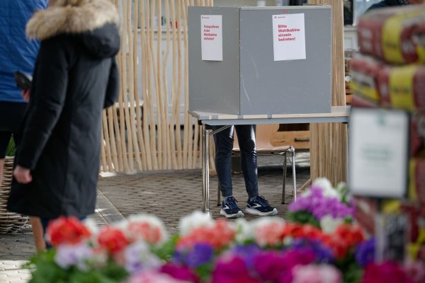 Ein Wahllokal in Köln war im Gewächshaus eines Gartenbaubetriebs eingerichtet. - © Henning Kaiser/dpa
