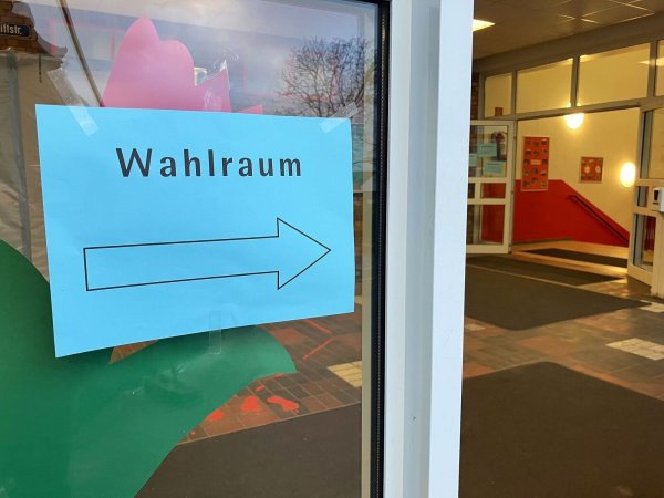 Wahllokale befinden sich oft in Schulen. In Herne öffnete eines erst mit Verzögerung, weil die Türen nicht aufgeschlossen werden konnten. - © Helge Toben/dpa