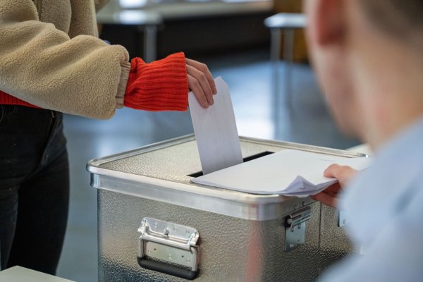 CDU, SPD und Grüne haben in NRW nach den Hochrechnungen besser abgeschnitten als im Bund, die AfD dagegen schlechter. - © Helena Dolderer/dpa