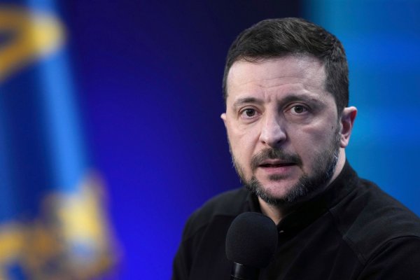 Der ukrainische Präsident Wolodymyr Selenskyj ist auch zum Rücktritt bereit im Gegenzug für einen Nato-Beitritt des Landes. - © Evgeniy Maloletka/AP/dpa