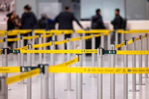 Ganztägige Warnstreiks an den Flughäfen Köln/Bonn und Düsseldorf werden nach Einschätzung der Airports für Verspätungen und Flugausfälle sorgen. (Archivbild) - © Thomas Banneyer/dpa