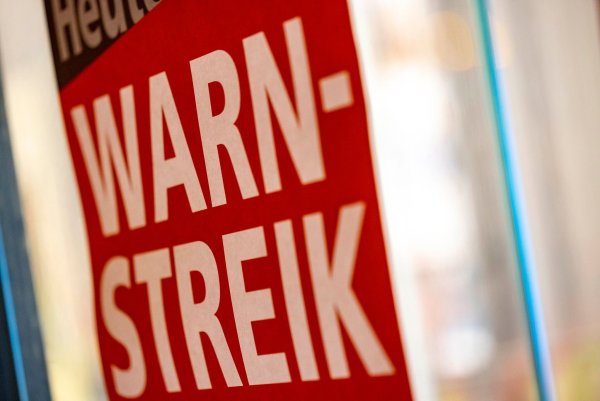 In der Warnstreik-Welle im Tarifkonflikt des öffentlichen Dienstes sind erstmals in Nordrhein-Westfalen die Flughäfen Düsseldorf und Köln/Bonn betroffen. (Symbolfoto) - © Thomas Banneyer/dpa