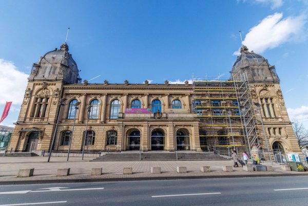 Die Polizei gab an der Historischen Stadthalle mehrere Schüsse ab. (Symbolfoto) - © Christoph Reichwein/dpa