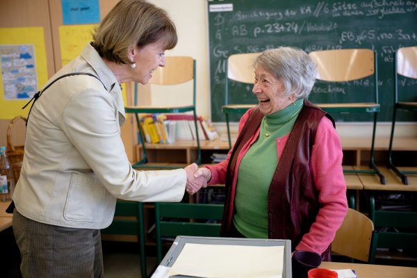Kölns OB Reker hat die 100-jährige Lydia Mörs-Plattes für ihren Einsatz als Wahlhelferin geehrt. - © Henning Kaiser/dpa