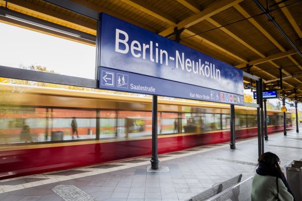 Die Kontrolle fand im Oktober am S-Bahnhof Neukölln statt. (Archivbild) - © Christoph Soeder/dpa