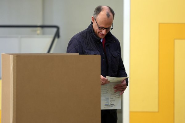 In seiner Heimatstadt Arnsberg wählte Unionskanzlerkandidat Friedrich Merz. - © Rolf Vennenbernd/dpa