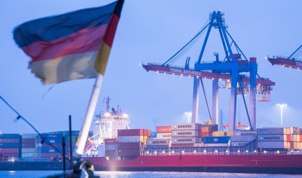 Auf einem Schiff im Hamburger Hafen weht die deutsche Flagge. (Archivbild) - © Daniel Bockwoldt/dpa