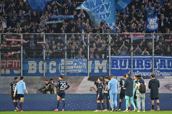 Spieler und Fans des VfL Bochum nach dem 1:1 in Wolfsburg. - © Swen Pförtner/dpa