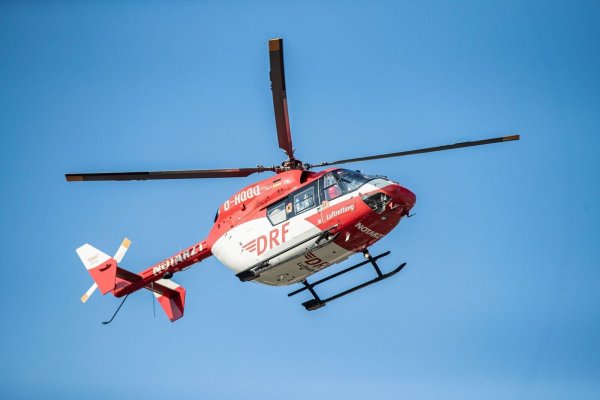 Der Pedelecfahrer wurde mit einem Rettungshubschrauber ins Krankenhaus gebracht. (Symbolbild) - © Marcel Kusch/dpa