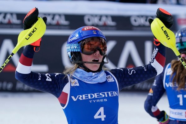 100 Weltcup-Siege: Mikaela Shiffrin konnte es zunächst selbst kaum glauben. - © Piermarco Tacca/AP/dpa
