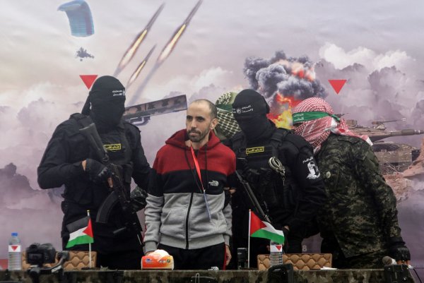 Die Hamas nutzte die Übergaben israelischer Geiseln an das Rote Kreuz für eine Zurschaustellung ihrer Macht im Gazastreifen. - © Jehad Alshrafi/AP/dpa