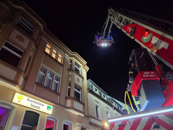 Ein 32-jähriger Hausbewohner erlitt Verletzungen an den Händen. - © Feuerwehr Datteln/dpa