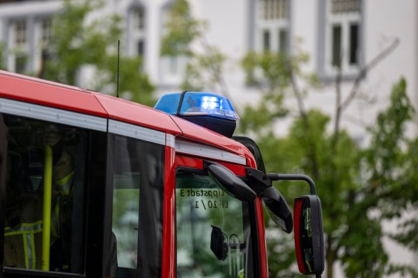 Feuerwehr und Rettungsdienst waren den Angaben zufolge mit 31 Fahrzeugen im Einsatz. (Symbolbild) - © David Inderlied/dpa