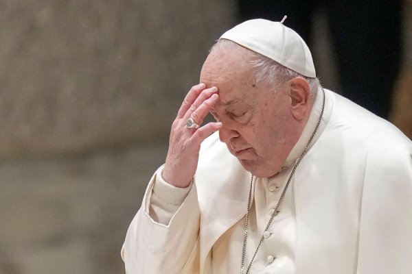Seit mehr als einer Woche wird Papst Franziskus in einem Krankenhaus in Rom behandelt. (Archivbild) - © Andrew Medichini/AP/dpa