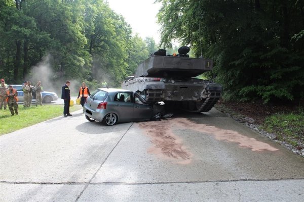 Zerquetscht: Der Panzer hat sich über den Toyota geschoben und ihn dabei zerdrückt. Dabei ist auch eine große Menge an Benzin und Schmierstoffen aus dem Wagen gepresst worden. - © Polizei