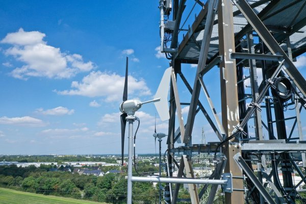 An einem Mobilfunkmast in Troisdorf ist eine Mikrowindturbine befestigt. - © Lukas Loss/Vodafone/dpa