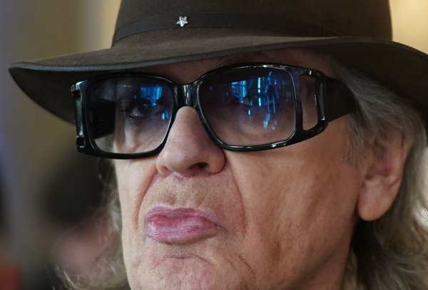 Der Sänger und Musiker Udo Lindenberg muss wegen eines kaputten Knies kurz mal kürzer treten. - © Marcus Brandt/dpa