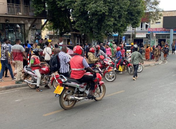 Verkehr im Stadtzentrum von Kigali. In der Hauptstadt von Ruanda gibt es geschätzt rund 30.000 Motorrad-Taxifahrer. - © David Renke/dpa