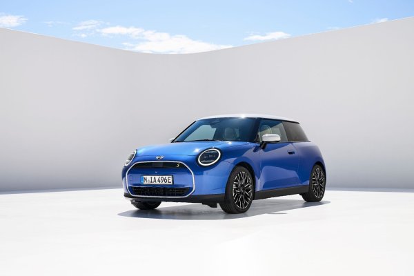 Der dreitürige Cooper soll später auch als Fünftürer und Cabrio angeboten werden. - © Bernhard Filser/BMW Group/dpa-tmn