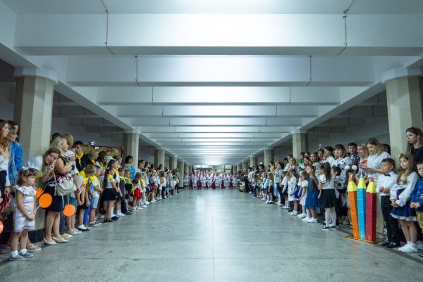 In der ostukrainischen Großstadt Charkiw versammelten sich die Schulkinder aus Sicherheitsgründen in den U-Bahn-Stationen. - © Mstyslav Chernov/AP/dpa