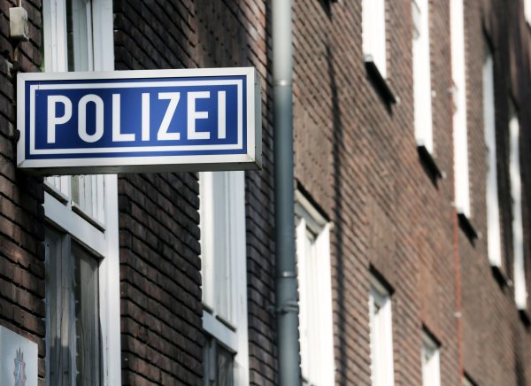 Ein Schild mit der Aufschrift «Polizei» hängt an einem Polizeipräsidium. - © Roland Weihrauch/dpa/Symbolbild