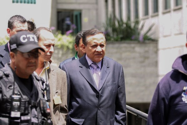 Miguel Alfredo Maza Marquez (M)war einst Chef des kolumbianischen Geheimdienstes DAS. Hier verlässt er gerade den Gerichtshof in Bogota. - © Juan Pablo Bayona/colprensa/dpa