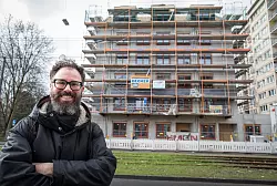 Lucien Coy, Mitbegr&uuml;nder der Eltern-Initiative Veggie-Kids e. V., steht vor einem Rohbau im Stadtteil Bockenheim, in dem Frankfurts erste vegane Kita er&ouml;ffnet werden soll. - &copy; picture alliance / Frank Rumpenhorst/dpa